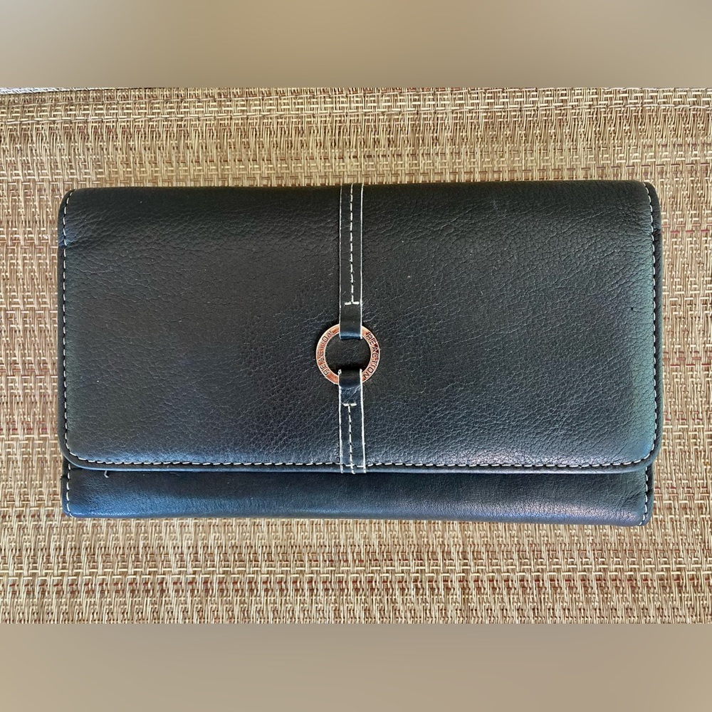 Kenneth Cole Reaction Women’s Black Leather Trifold Wallet